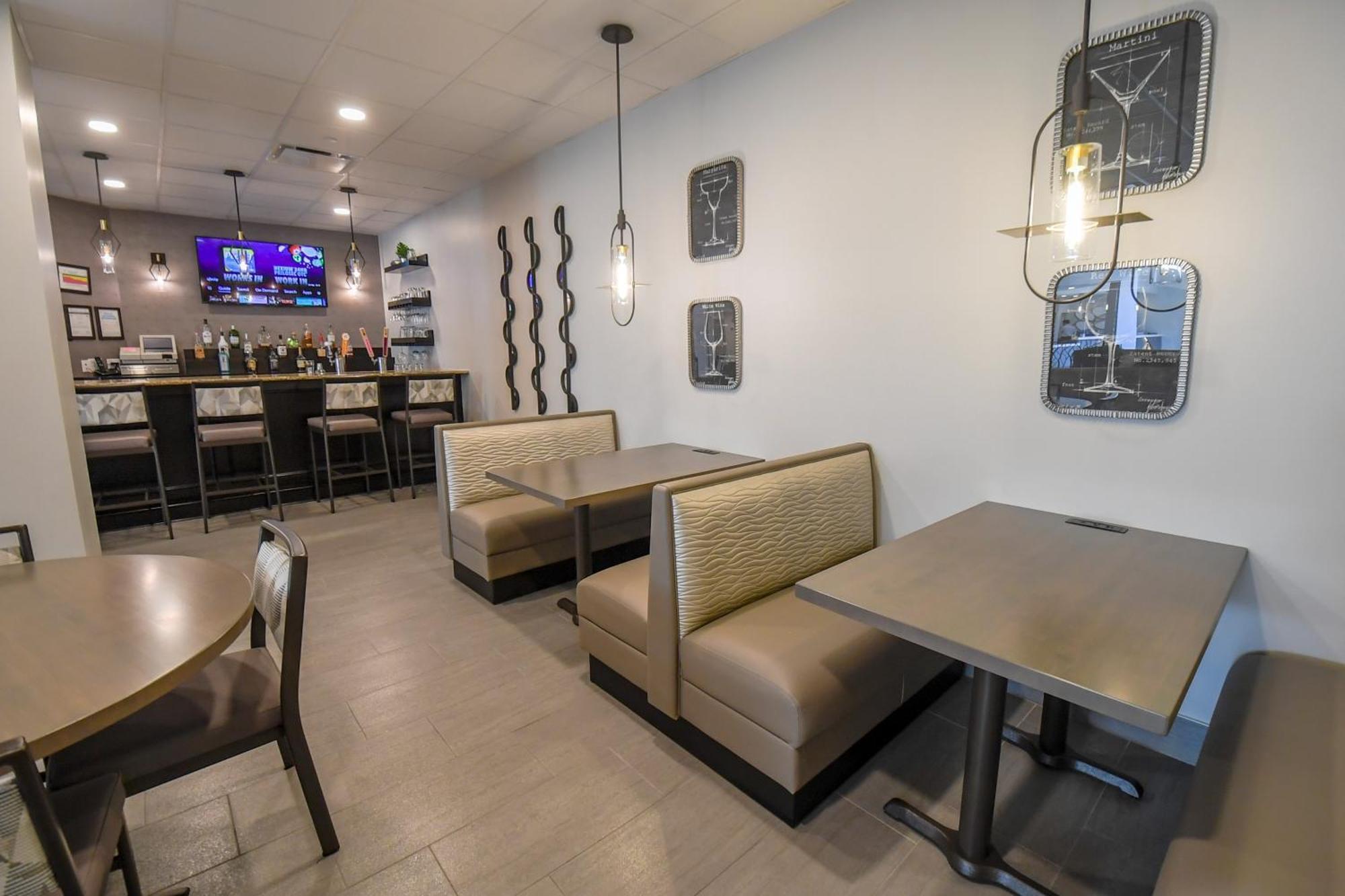 Euro-Suites Hotel Моргантаун Экстерьер фото