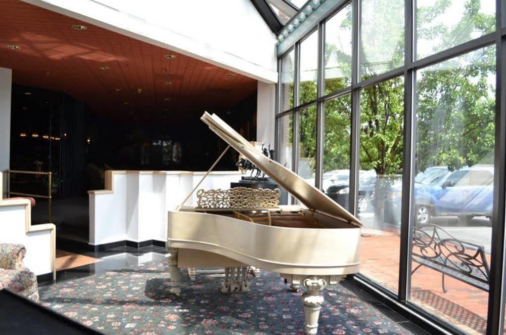 Euro-Suites Hotel Моргантаун Экстерьер фото